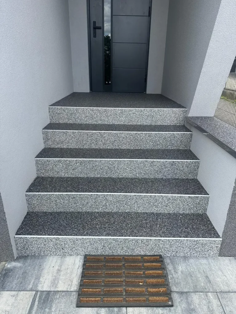 Stopnie wejściowe z kamiennym dywanem
