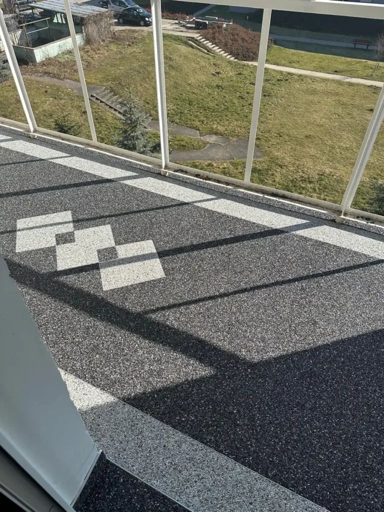 Geometryczna nawierzchnia z kruszywa przy balustradzie