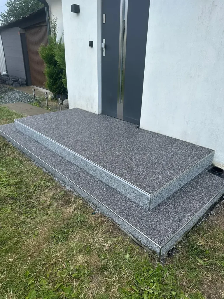 Niski podest z kamienną nawierzchnią przy tarasie