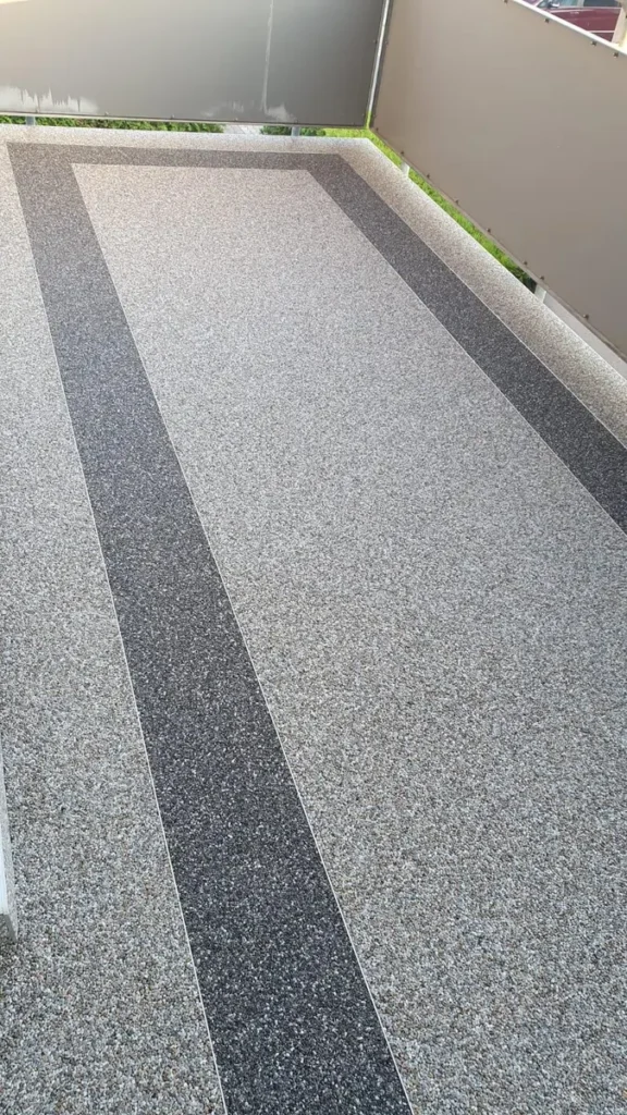 Prosta ścieżka z kamiennym dywanem przy domu