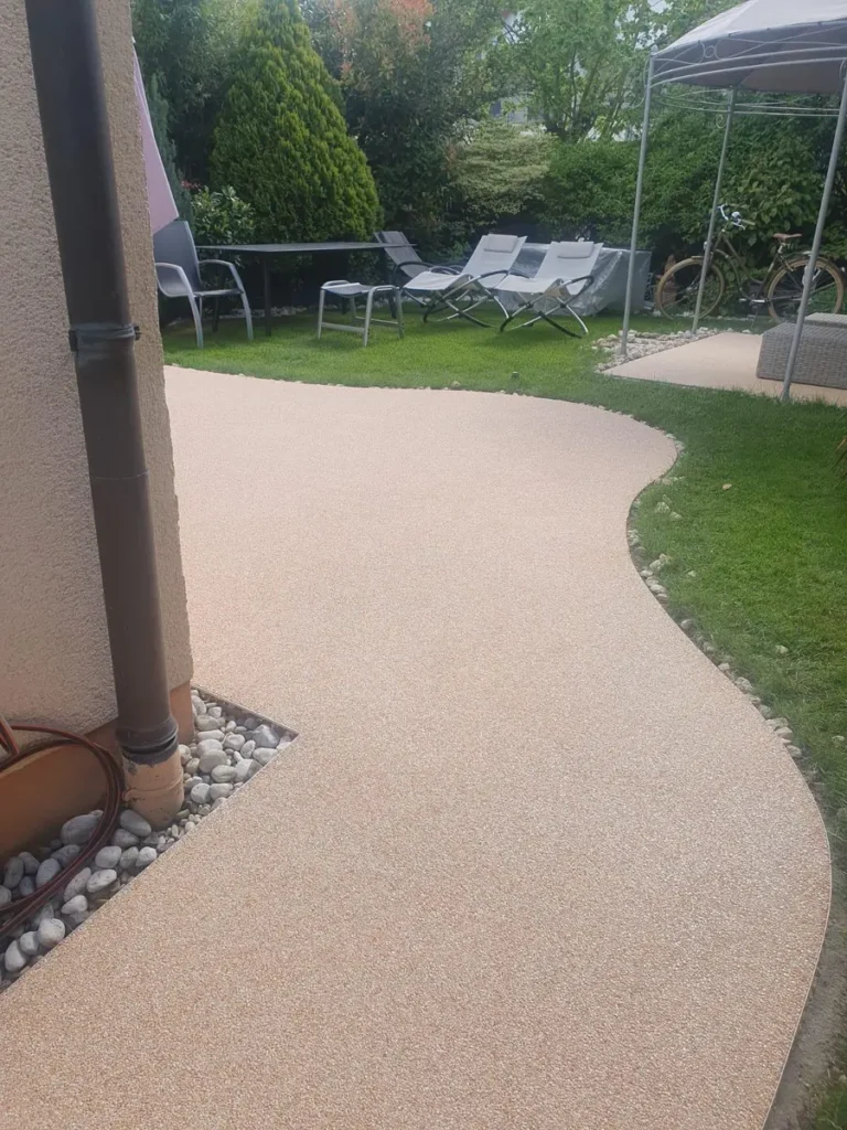 Kręta ścieżka z kamienną nawierzchnią w ogrodzie